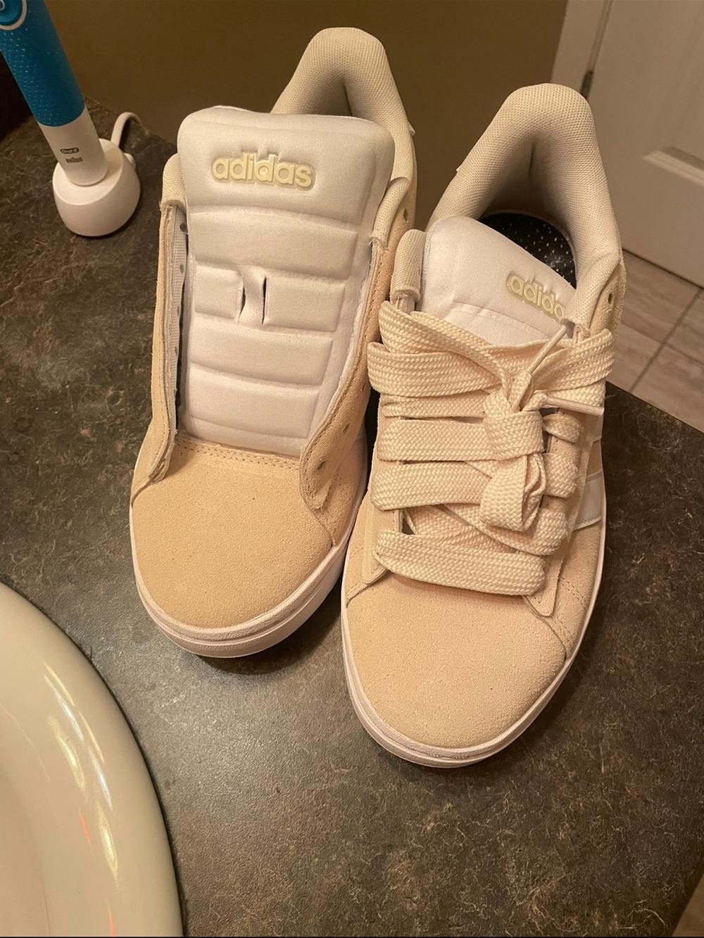 adidas women’s size 9.5
